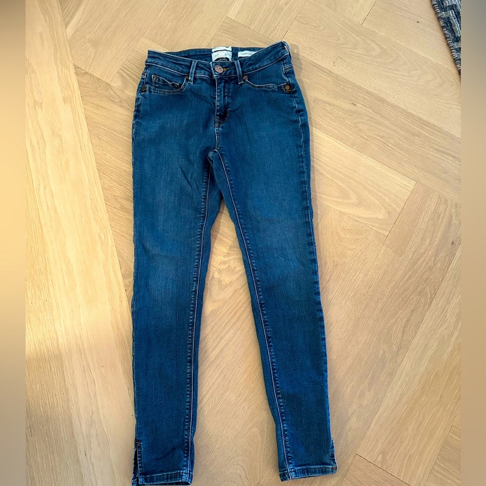 Mid-rise skinny jeans